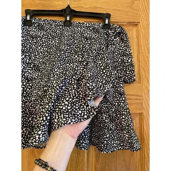 SHEIN Ruffled Mini Skater Skirt Women’s Size S Black White Swiftie - Picture 2 of 6